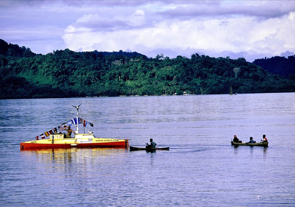 Isleños de Malaita obligan a Jason a desviarse a Tulagi.