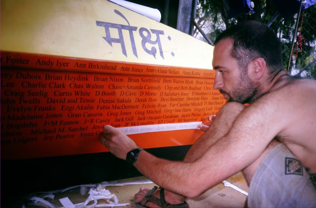 Jason añadiendo los nombres de las personas que donaron fondos para poder continuar con el viaje.