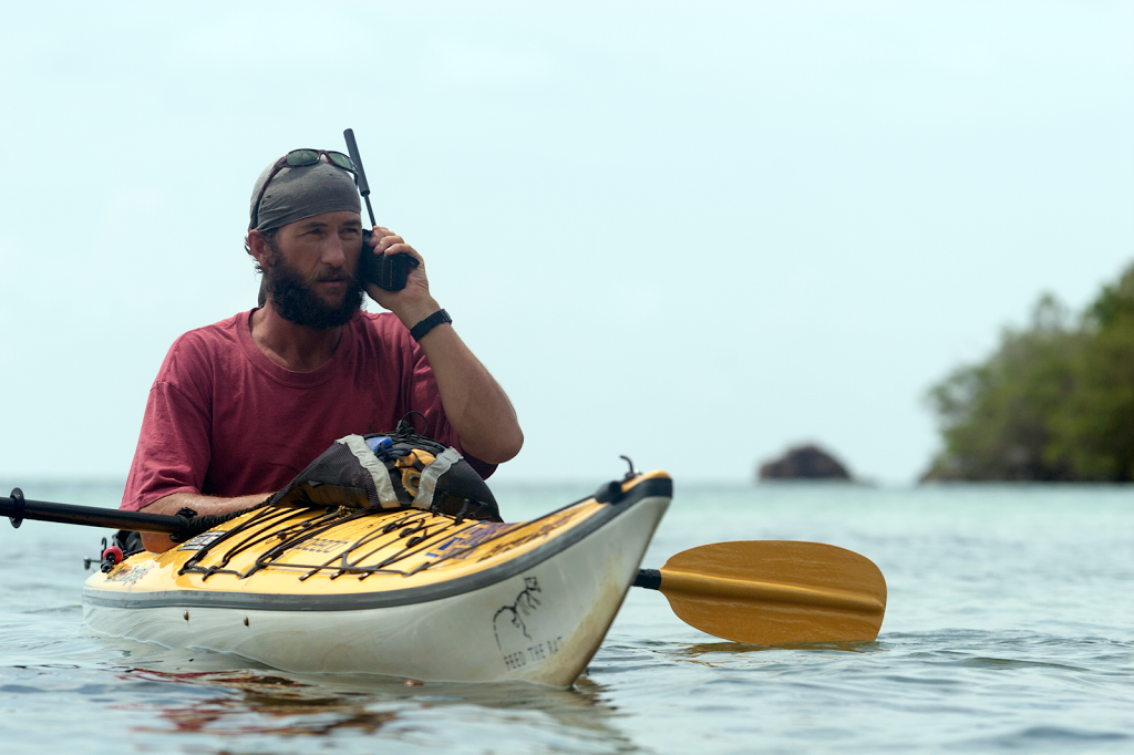 Jason en su Kayak llegando a Australia. Pic by Ken Brown.