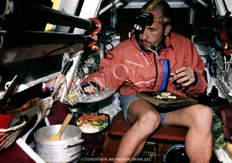 Jason cocinando en mitad del Pacífico dirección Hawaii.