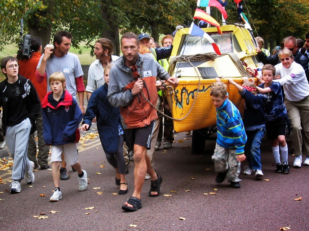 Jason a su llegada a Londres 13 años después.