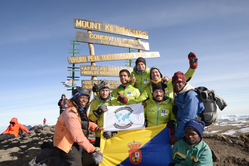 Foto de la expedición en la cumbre con la bandera de Entre Desafíos.