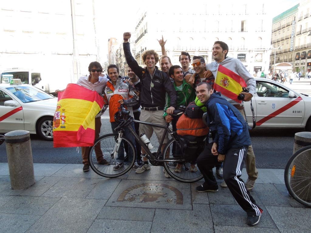 Javier se despide de sus amigos e inicia su vuelta al mundo en solitario.
